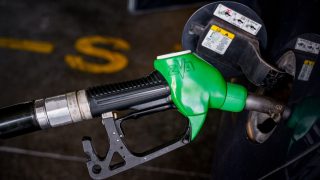 Το Fuel Pass ξανά στο τραπέζι; Τα σενάρια στήριξης καθώς εκτοξεύονται οι τιμές καυσίμων λόγω του πολέμου