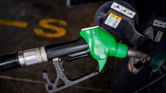 Το Fuel Pass ξανά στο τραπέζι; Τα σενάρια στήριξης καθώς εκτοξεύονται οι τιμές καυσίμων λόγω του πολέμου