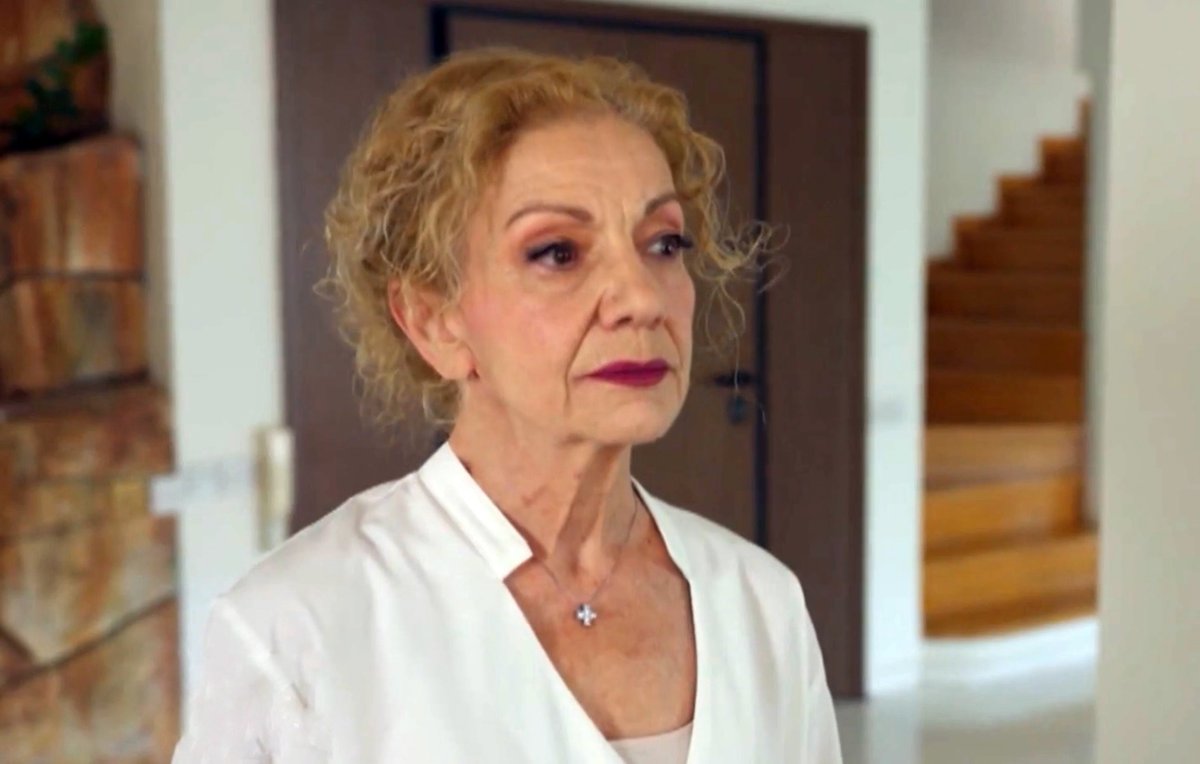 «Μέχρι εδώ, δεν σου επιτρέπω να μιλάς έτσι γι’ αυτήν. Αν θέλεις μπορείς να χωρίσεις, αλλά δεν έχεις κανένα δικαίωμα να κατηγορείς την κόρη μου»