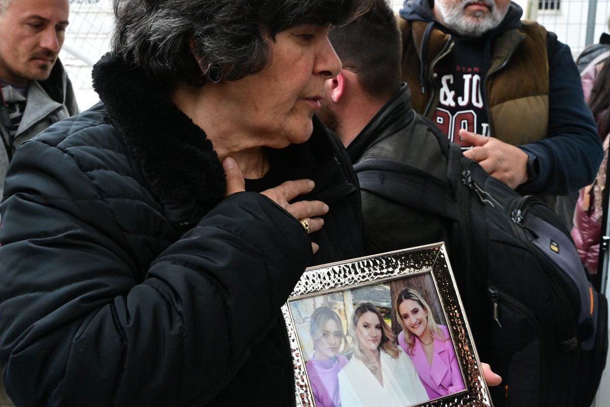 Η γιαγιά των κοριτσιών