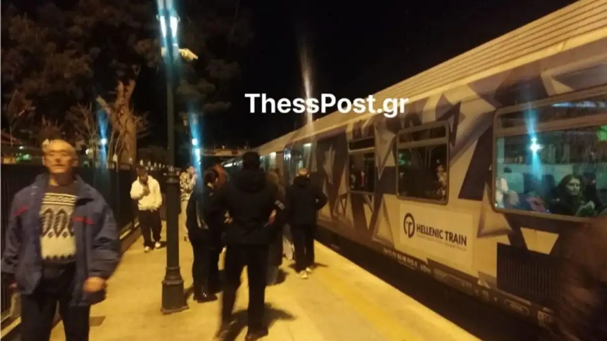 Νέα ταλαιπωρία στις ράγες: Η αμαξοστοιχία 56 ακινητοποιήθηκε στην Οινόη λόγω τεχνικής βλάβης, αφήνοντας 400 επιβάτες στο σκοτάδι.