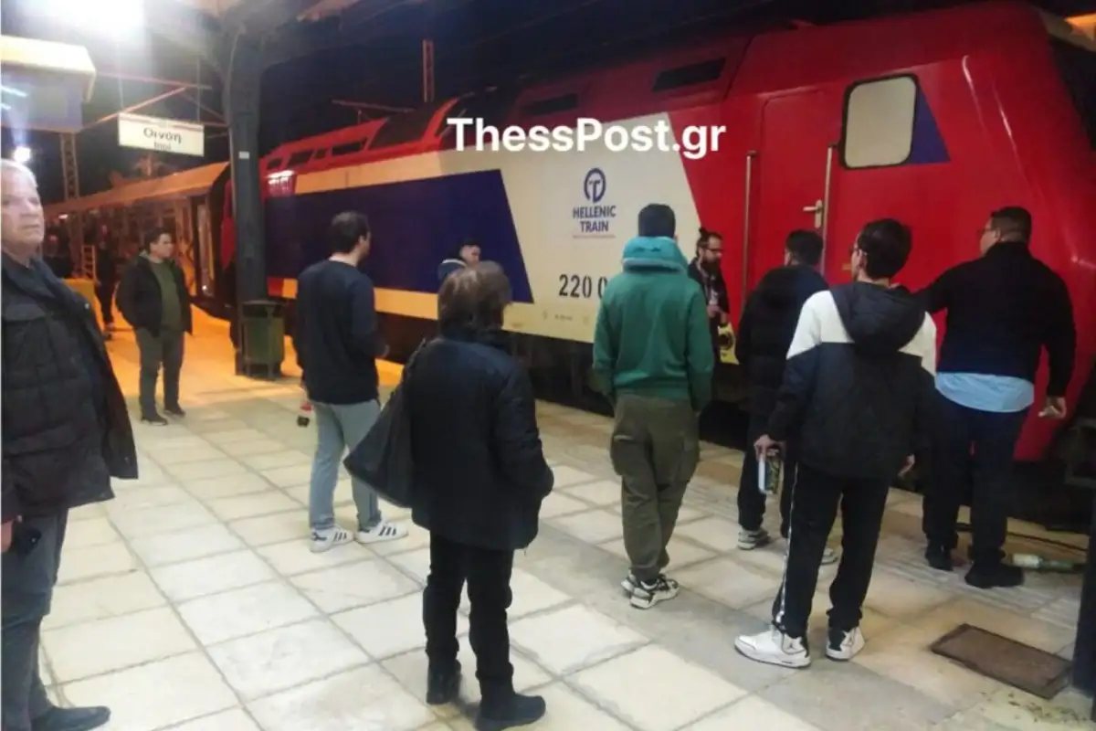 Νέα ταλαιπωρία στις ράγες: Η αμαξοστοιχία 56 ακινητοποιήθηκε στην Οινόη λόγω τεχνικής βλάβης, αφήνοντας 400 επιβάτες στο σκοτάδι.