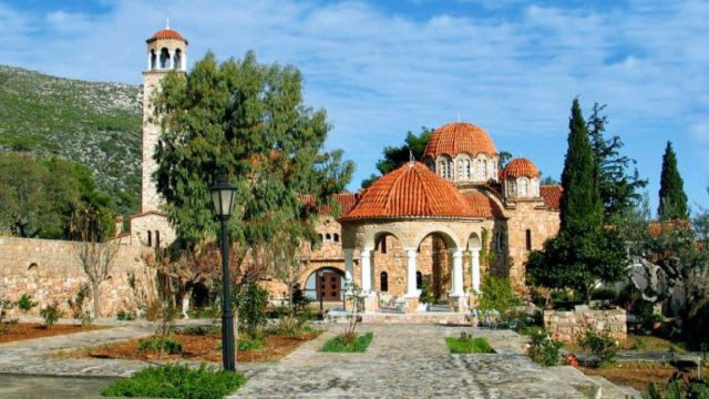 Ιερά Μονή Οσίου Εφραίμ στη Νέα Μάκρη: Ένα από τα πιο σημαντικά προσκυνήματα στην Ελλάδα