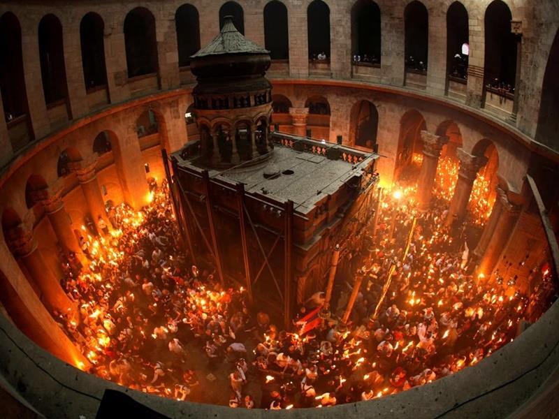 Ο πόλεμος στη Μέση Ανατολή αφήνει το αποτύπωμά του στον πιο ιερό τόπο του Χριστιανισμού, όμως οι διπλωματικές προσπάθειες συνεχίζονται ώστε το Άγιο Φως να φτάσει κανονικά σε κάθε γωνιά της Ελλάδας.