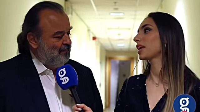 Δημοσιογράφος του gazzeta μασώντας τσίχλα κάνει την ερώτηση του 1 εκ ευρώ στο πρόεδρο της ΑΕΚ