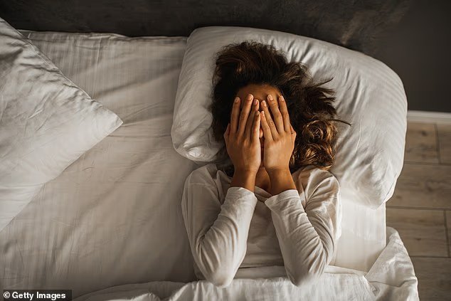 Το μεγαλύτερο εμπόδιο για τον ύπνο; Η ίδια η ανησυχία ότι δεν κοιμάσαι. Αν η αϋπνία σού έχει γίνει εφιάλτης, ήρθε η ώρα να δεις πώς μικρές αλλαγές στην καθημερινότητα —όπως το κινητό εκτός κρεβατοκάμαρας— μπορούν να κάνουν τη διαφορά.