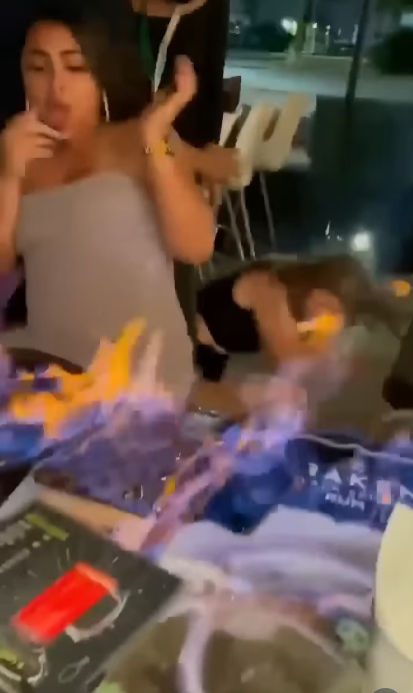 Μια γιορτή μετατράπηκε σε τρόμο όταν οι φλόγες από ένα φλεγόμενο πιάτο ξέφυγαν και άγγιξαν τα μαλλιά μιας κοπέλας.