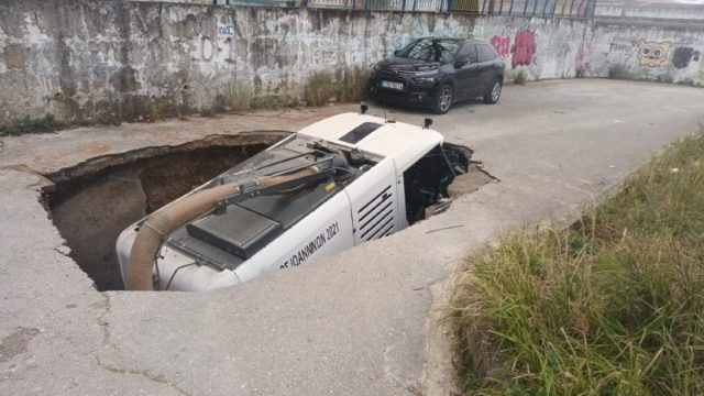 Ιωάννινα: Υποχώρησε το οδόστρωμα και «κατάπιε» όχημα του Δήμου