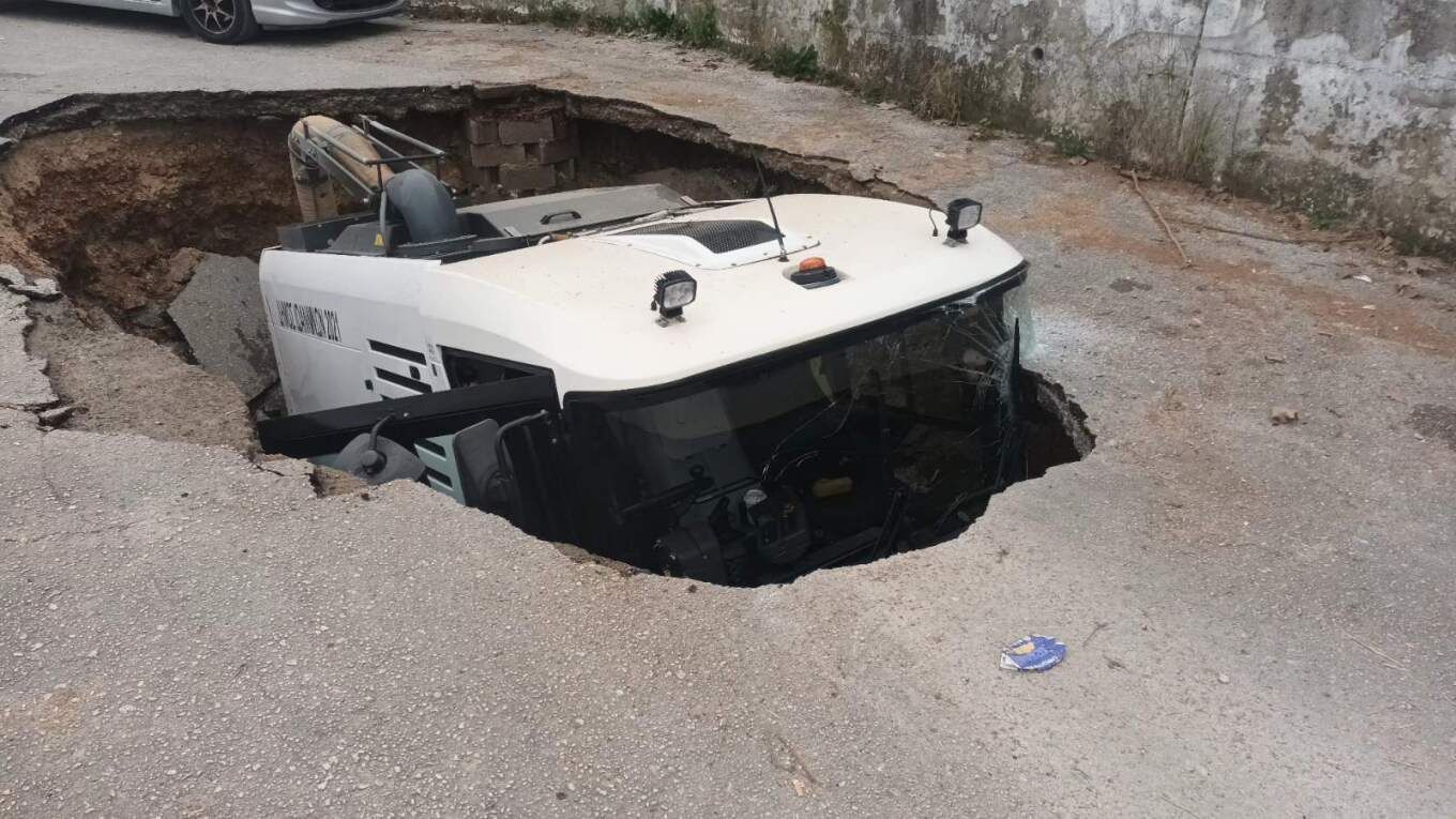 Μεγάλη καθίζηση στην οδό Βελισσαρίου δίπλα σε σχολικό συγκρότημα