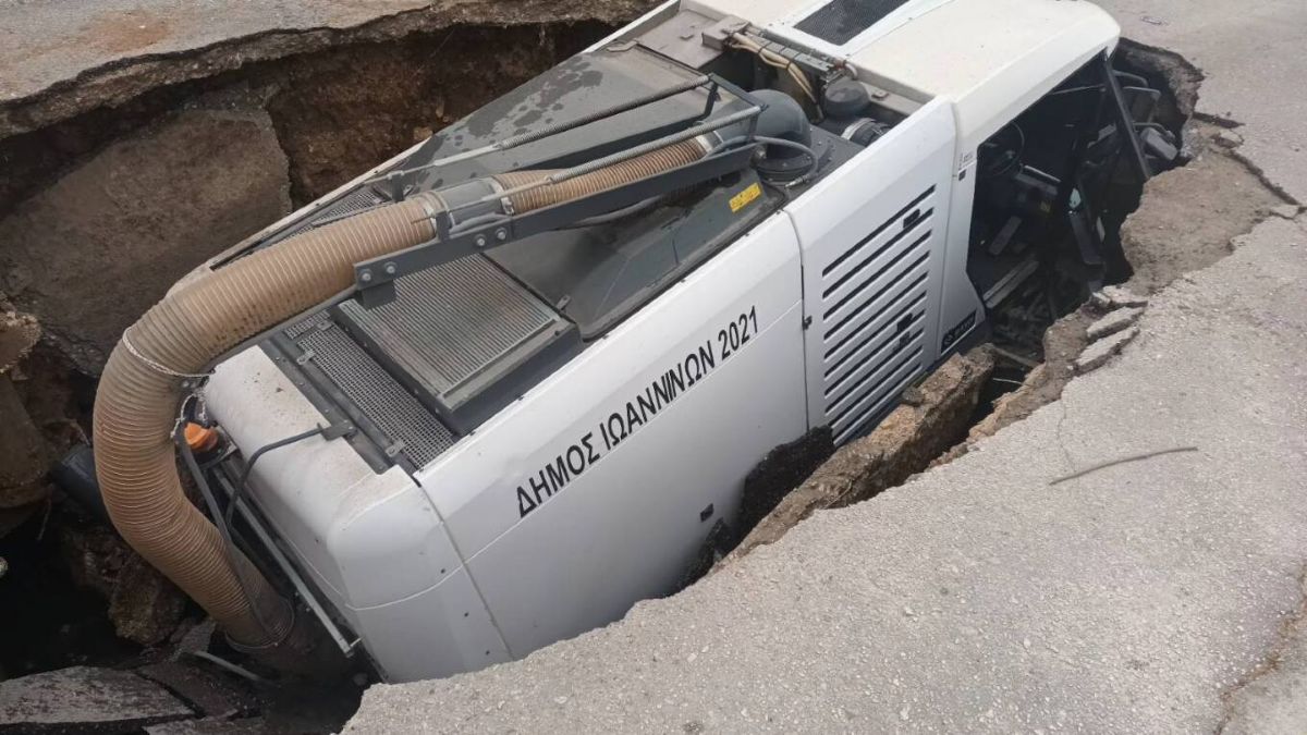 Η στιγμή που το όχημα καθαριότητας του Δήμου έχει βυθιστεί μέσα στην τρύπα