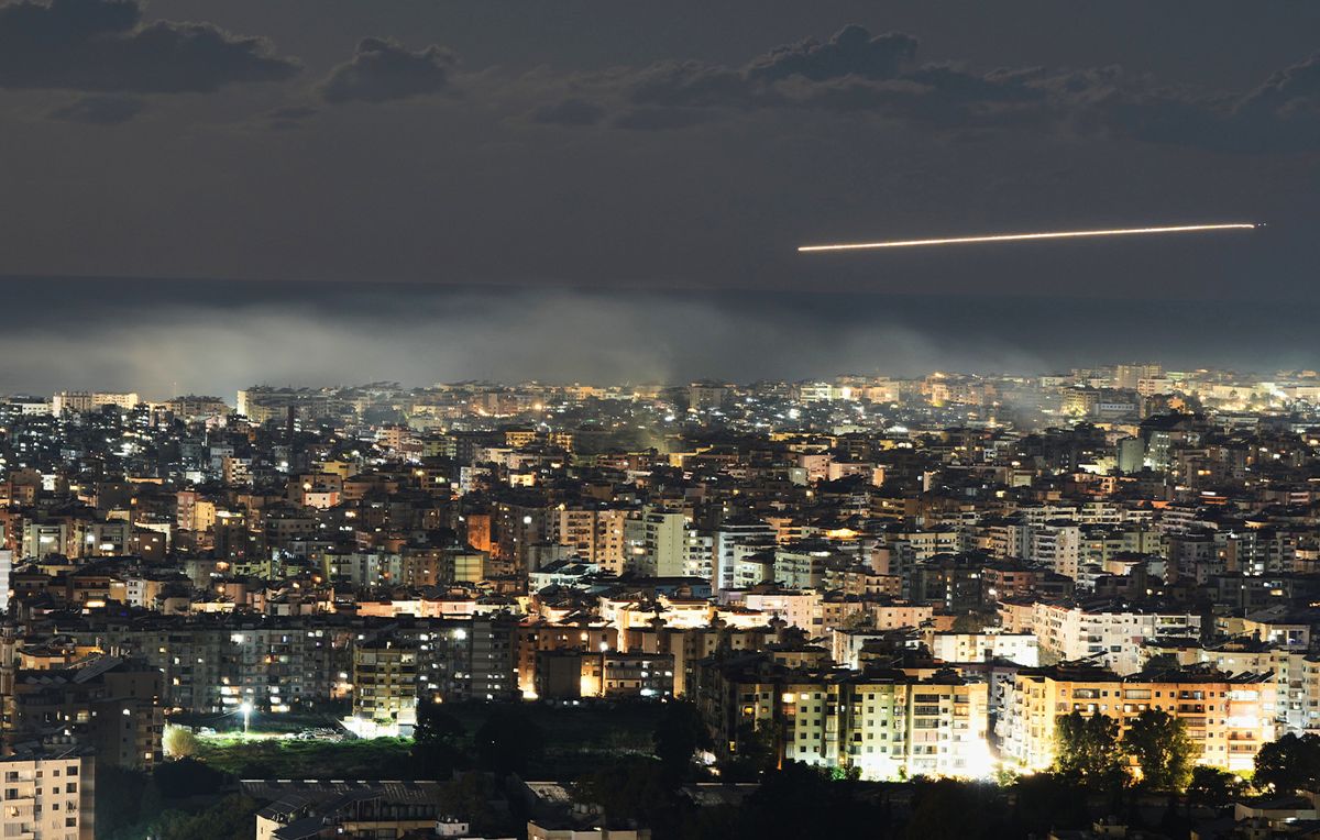 Εκρήξεις και φωτιές φωτίζουν τη νύχτα