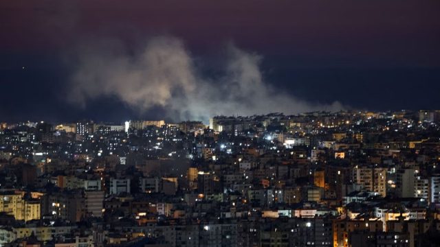 Σοκαριστικό βίντεο από τη νύχτα των βομβαρδισμών στο Ιράν – Φλόγες και εκρήξεις