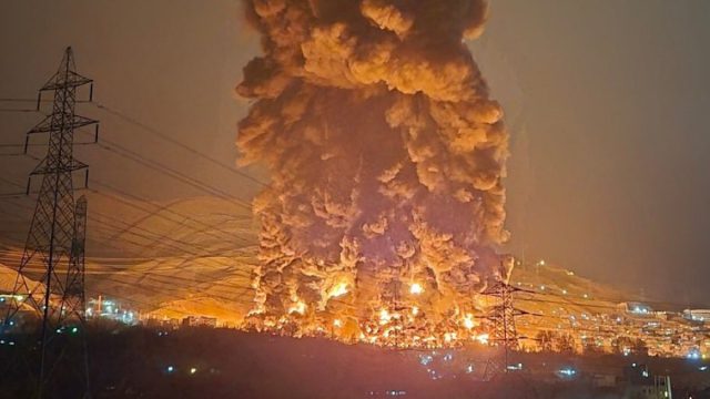 Καίγονται τα πάντα στους δρόμους της Τεχεράνης από χτύπημα στις εγκαταστάσεις πετρελαίου