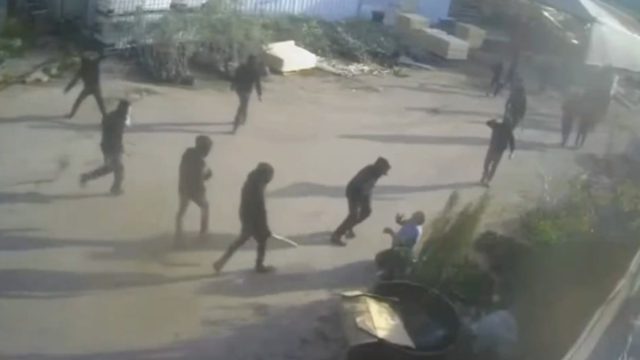 Ομάδα Ισραηλινών με ρόπαλα στη δυτική όχθη της Παλαιστίνης ξυλοκοπεί κουφό άντρα χωρίς λόγο ως αντίποινα των πυραύλων του Ιράν στο Ισραήλ
