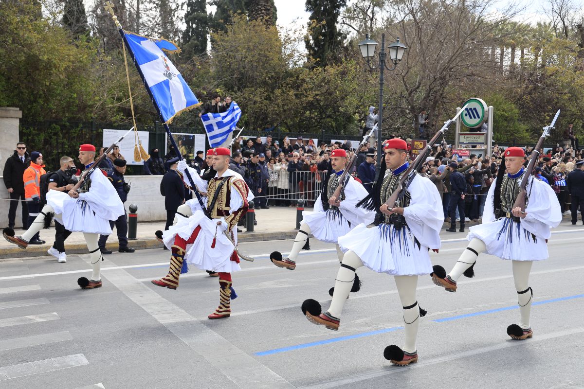 Πώς γίνεται η επιλογή, η εκπαίδευση και η αλλαγή φρουράς στο Σύνταγμα