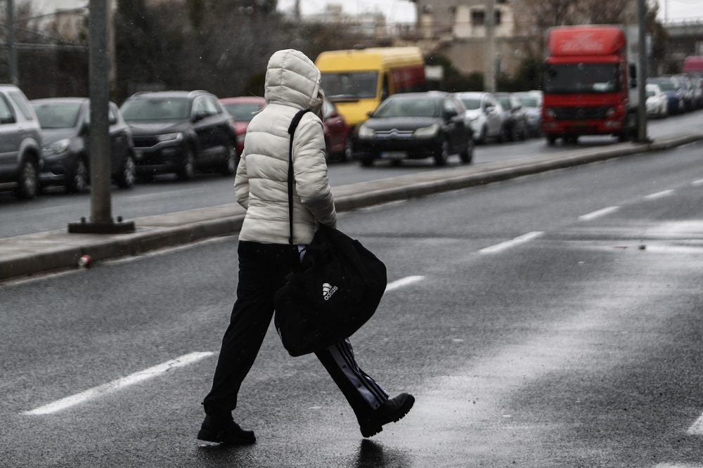 Ο καιρός αλλάζει πρόσωπο από τα μέσα της εβδομάδας, με τον Σάκη Αρναούτογλου να προειδοποιεί για ένα ψυχρό μέτωπο που θα φέρει βροχές, κρύο και θυελλώδεις βοριάδες.