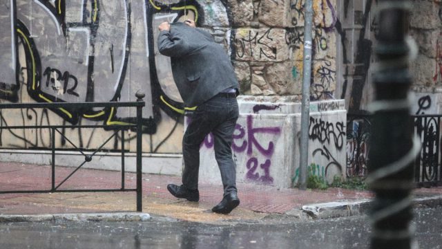 Καιρός σήμερα 8/3: Η μισή χώρα με ήλιο, η μισή με βροχές – Τι αναφέρουν Αρνιακός και Ρήγου