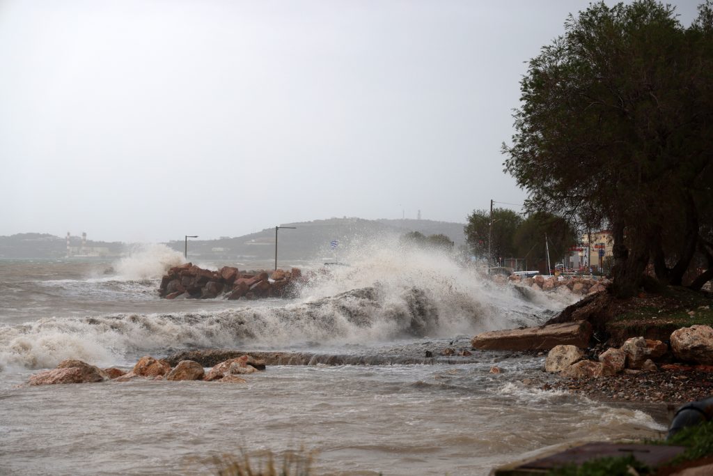 Αλλάζει απότομα ο καιρός από τα μέσα της εβδομάδας, με ένα ισχυρό βαρομετρικό χαμηλό να «γεννιέται» στη Μεσόγειο και να κατευθύνεται προς την Ελλάδα.