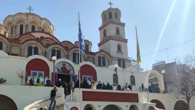 Θεσσαλονίκη: Θρήνος στην κηδεία του 25χρονου που παρασύρθηκε – «Τι του έφταιγε το παιδί μας; Δολοφόνος είναι»