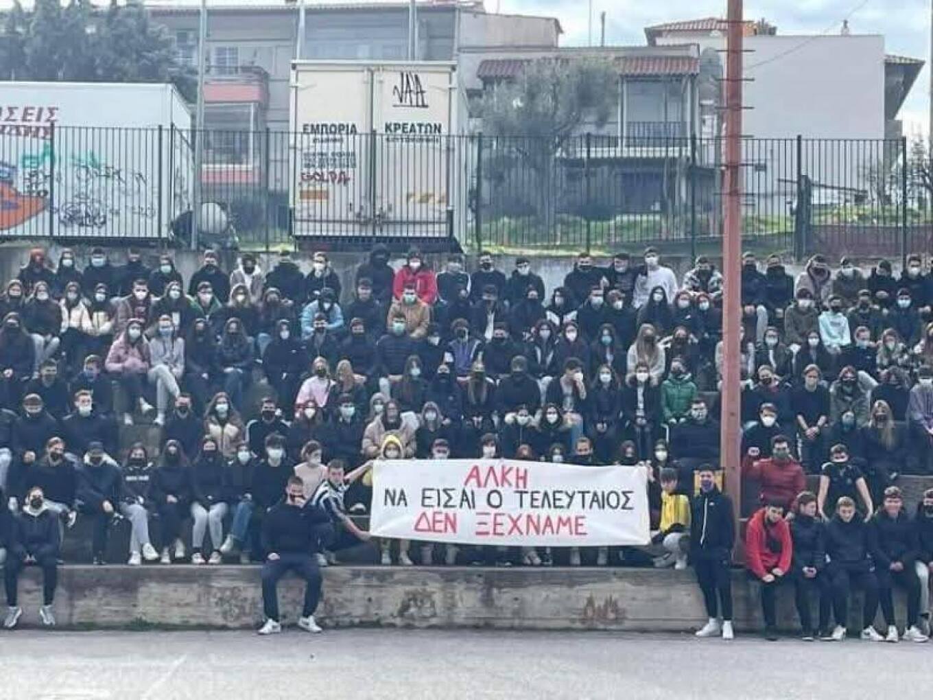 Η Καλαμαριά βυθισμένη στο πένθος για τον άδικο χαμό ενός 20χρονου που κάποτε κρατούσε πανό κατά της βίας και τελικά έγινε ο ίδιος θύμα της.