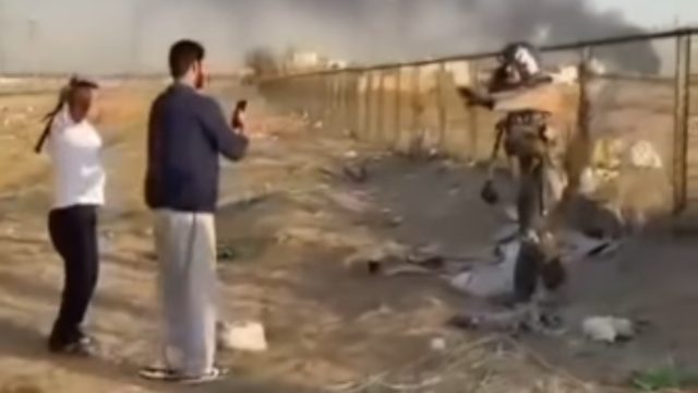 Τον γύρο του διαδικτύου κάνει βίντεο που δείχνει έναν Αμερικανό πιλότο να συλλαμβάνεται από εξτρεμιστές στο Κουβέιτ