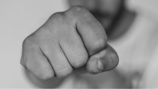 Πόρτο Ράφτη: Άγριος ξυλοδαρμός 36χρονης μπροστά στο μωρό της – «Με χτύπησε στο κεφάλι και στον σβέρκο»