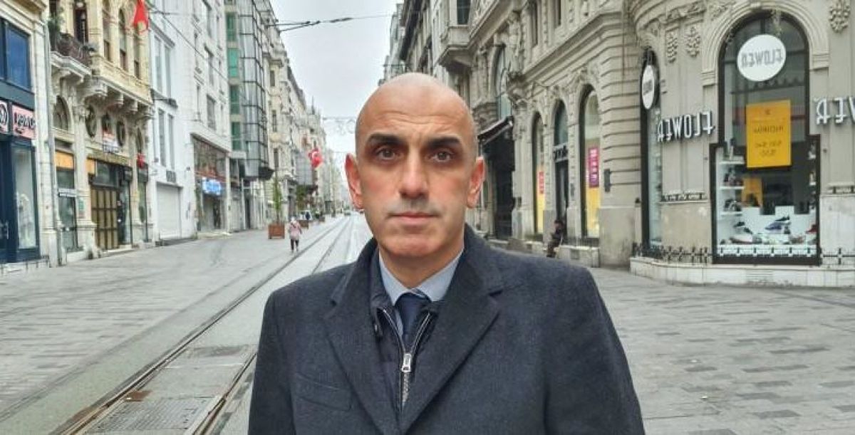 Δημοσιογράφοι παίρνουν φαγητό και συνεχίζουν το ρεπορτάζ