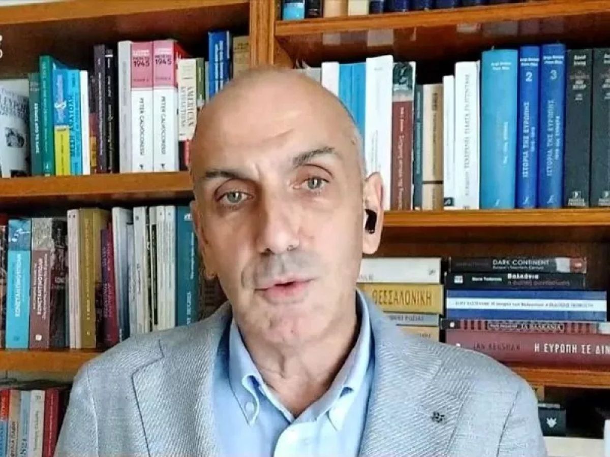 Δημοσιογράφοι στην ουρά για φαγητό πριν επιστρέψουν στο ρεπορτάζ