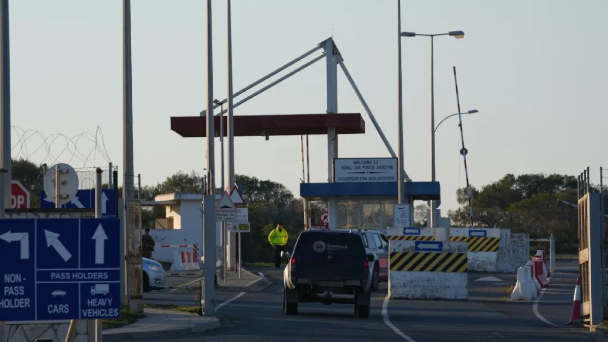 Εξελίξεις από την Κύπρο: Στόχος του χτυπήματος ο διάδρομος προσγείωσης – Η αναχαίτιση δεύτερου drone και το κλείσιμο σχολείων
