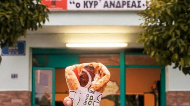 Κυρ Ανδρέας: Το σουβλάκι-θρύλος που «αρνείται» να αλλάξει από το 1972