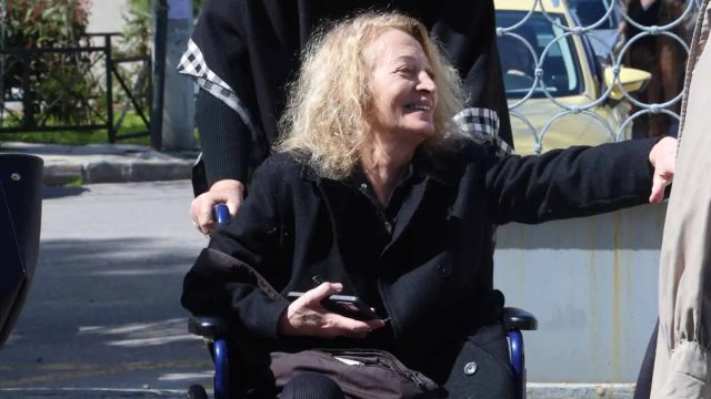 Λουκία Πιστιόλα: Φωτογραφίες από τη σπάνια εμφάνισή της σε αναπηρικό αμαξίδιο μετά τη διάγνωση με Πάρκινσον