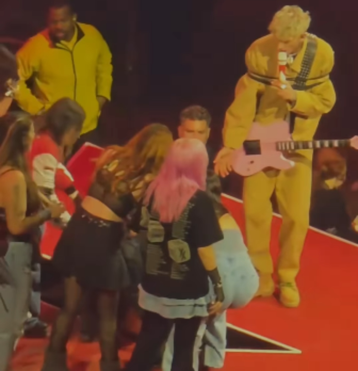 Ατύχημα επί σκηνής σε συναυλία του Machine Gun Kelly
