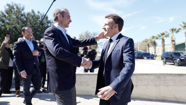 Μακρόν: Το κείμενο που έγραψε στα ελληνικά μετά την τριμερή με Μητσοτάκη και Χριστοδουλίδη