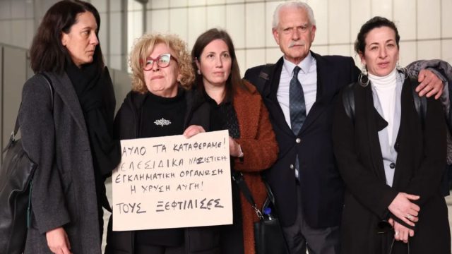 Συγκλονίζει η Μάγδα Φύσσα: «Παύλο νικήσαμε» – Η στιγμή της δικαίωσης έξω από το Εφετείο
