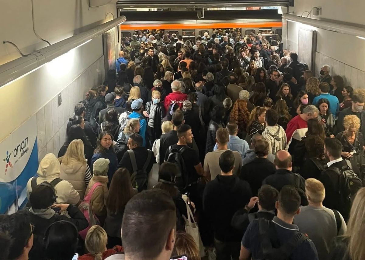 Αδιανόητος συνωστισμός στο Μετρό