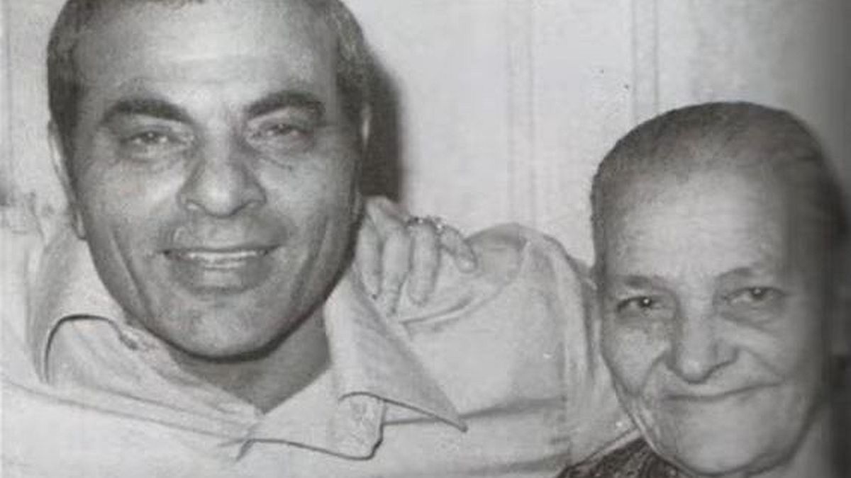 Ο Στέλιος Καζαντζίδης με τη μητέρα του 