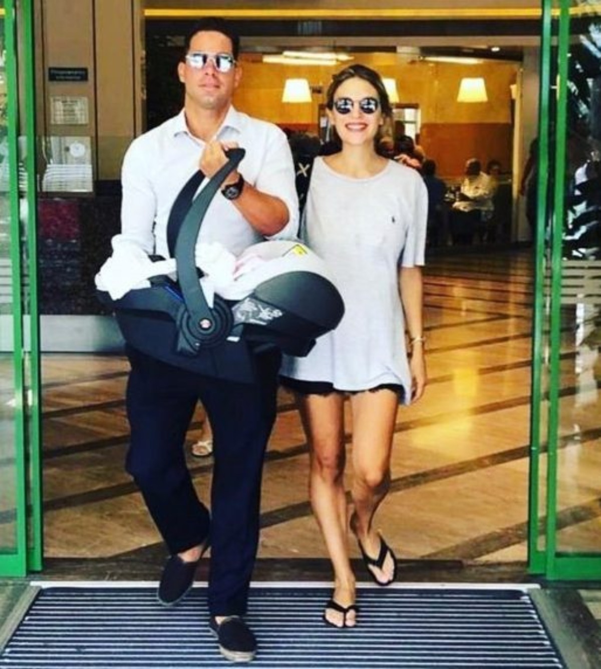 Ο Βασίλης Μιχαήλ και η Χριστίνα Βακάκη με το νεογέννητο παιδί τους
