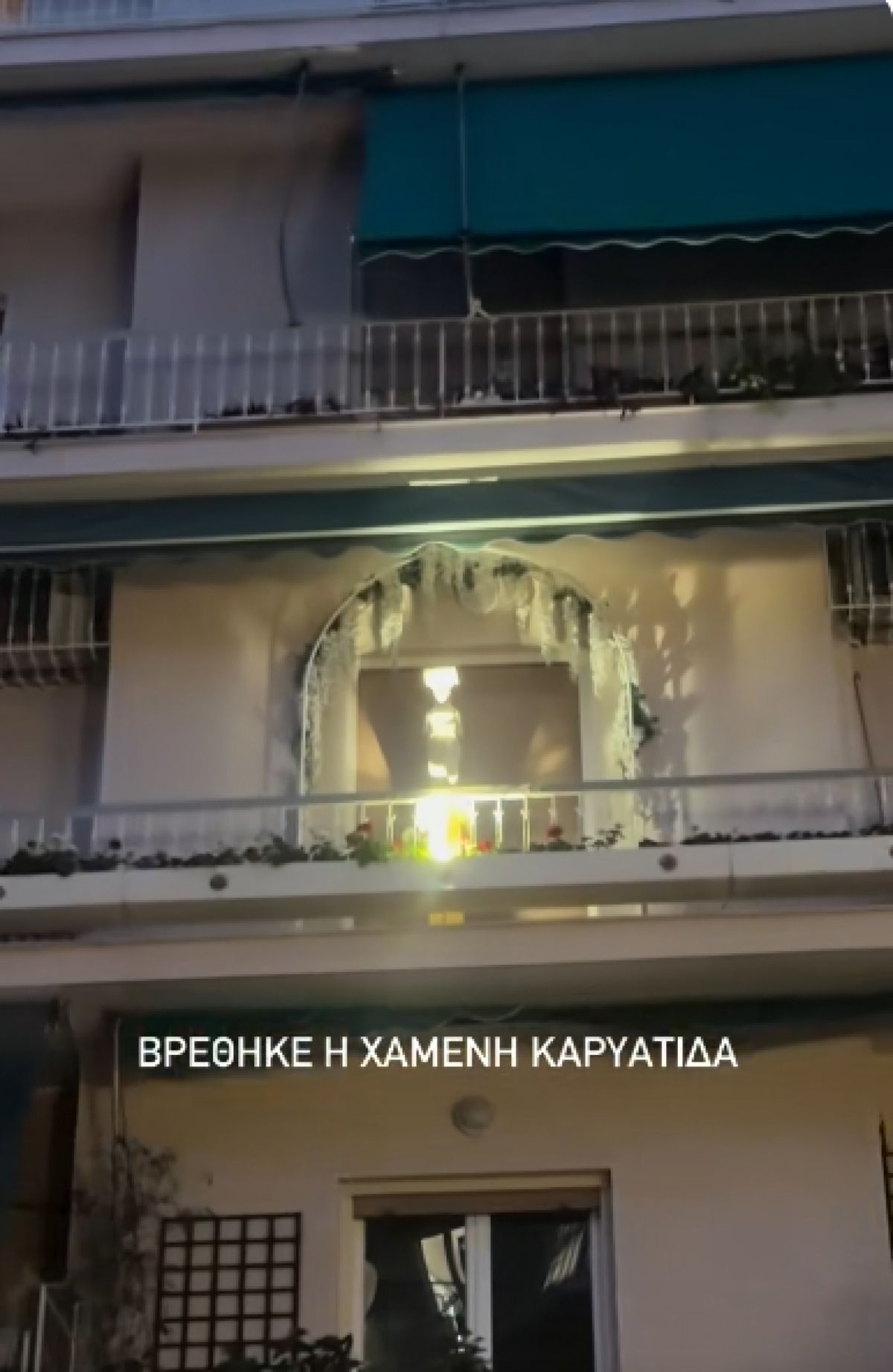 Στιγμιότυπο από βίντεο TikTok που δείχνει ένα άγαλμα Καρυάτιδας σε αστικό περιβάλλον στην Αθήνα