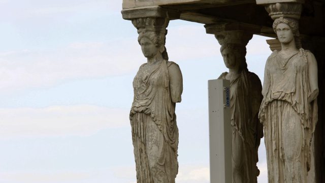Μυστήριο στο Κουκάκι: Τι κάνει μια… καρυάτιδα σε μπαλκόνι πολυκατοικίας; 