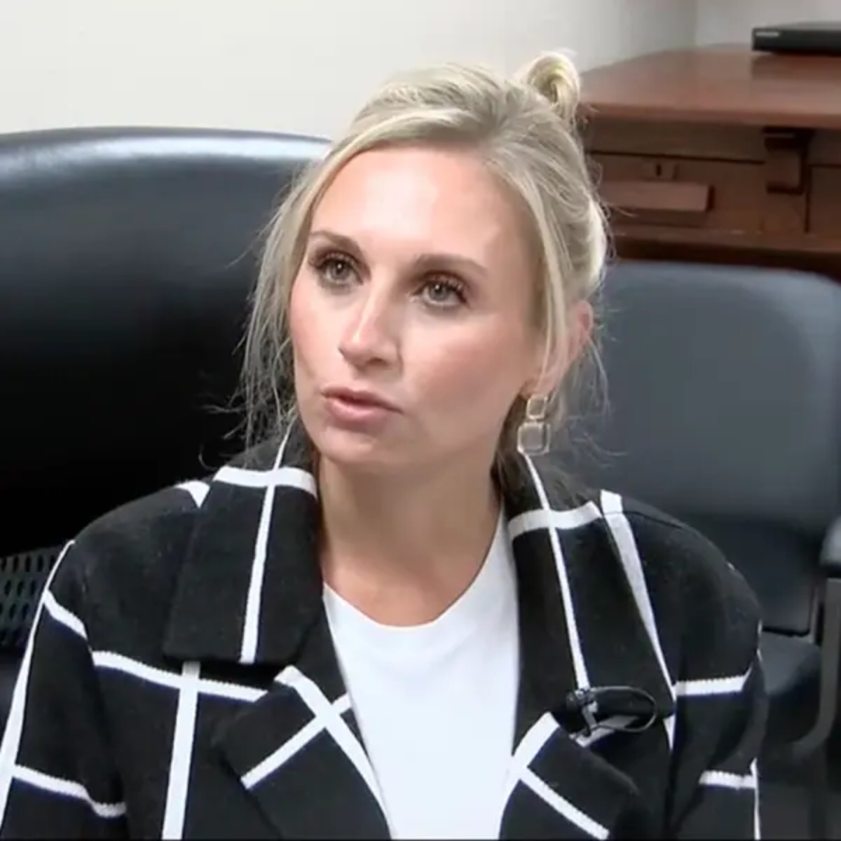 Καταδικάστηκε δήμαρχος που συνευρέθηκε ερωτiκά με τον 16χρονο καλύτερο φίλο του γιου της