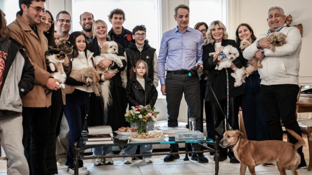 Συγκίνηση στο Μαξίμου: Οι Έλληνες που επέστρεψαν από τον Κόλπο μαζί με τα κατοικίδιά τους – Συναντήθηκαν με τον Κυριάκο Μητσοτάκη