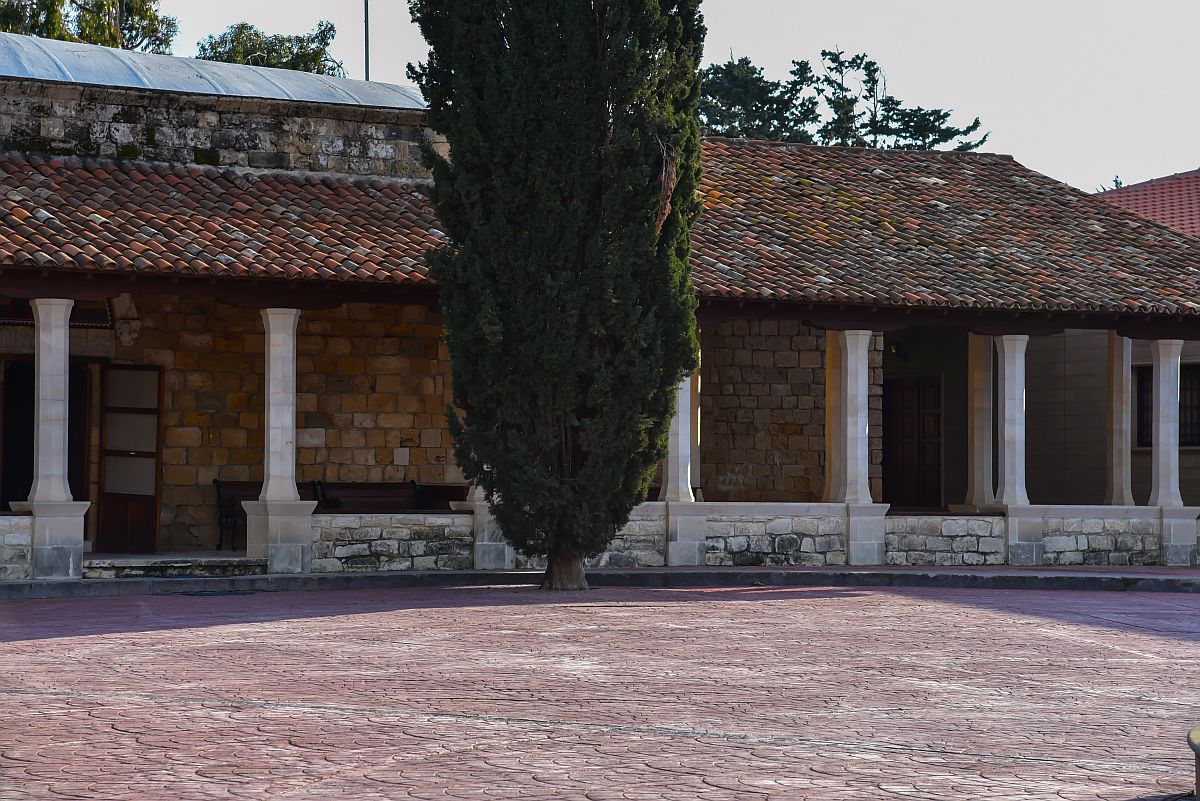 Μοναστήρι Αγίου Νικολάου των Γατών - shutterstock