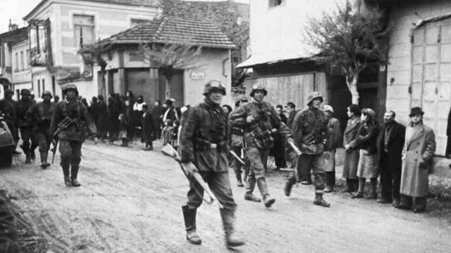 Σαν σήμερα, 13 Μαρτίου 1942: Η μαύρη πείνα και ο εμπαιγμός των Ναζί – Τα νέα δελτία ψωμιού και το «δωρεάν εισιτήριο» των κατακτητών
