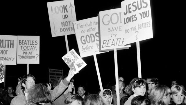 Σαν σήμερα, 04 Μαρτίου 1966: «Πιο δημοφιλείς και από τον Χριστό» – Η δήλωση του Τζον Λένον που «έκαψε» τους Beatles στην Αμερική
