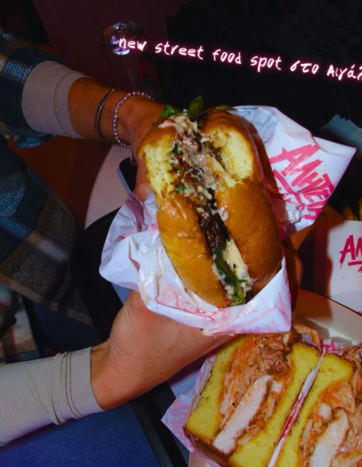 Κοντινό πλάνο ενός burger με διπλό μπιφτέκι, λιωμένο κίτρινο τυρί και αφράτο ψωμάκι brioche