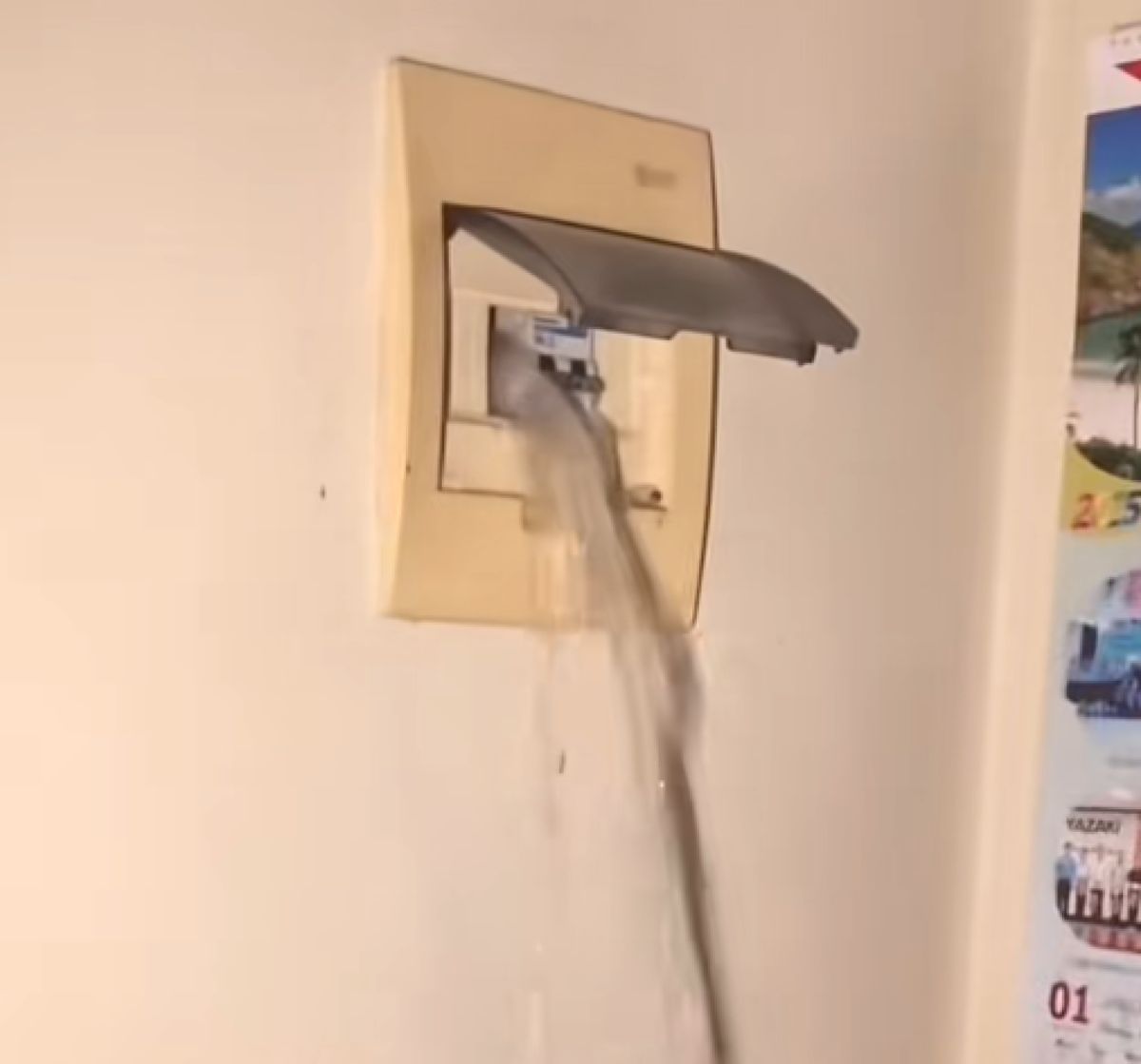 Νερό ξεχύνεται από ηλεκτρική πρίζα