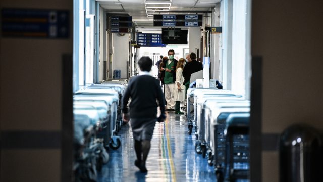 Άγιος Παντελεήμονας: Μαχαίρωσαν μαθητή με αιχμηρό αντικείμενο έξω από σχολείο
