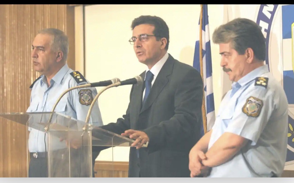 Ο Χρυσοχοϊδης βρέθηκε κοντά στους ανθρώπους της πρεσβείας, αλλά και τη γυναίκα του Σόντερς, την ώρα που ανακοινώθηκε ότι είχε υποκύψει στα τραύματά του.