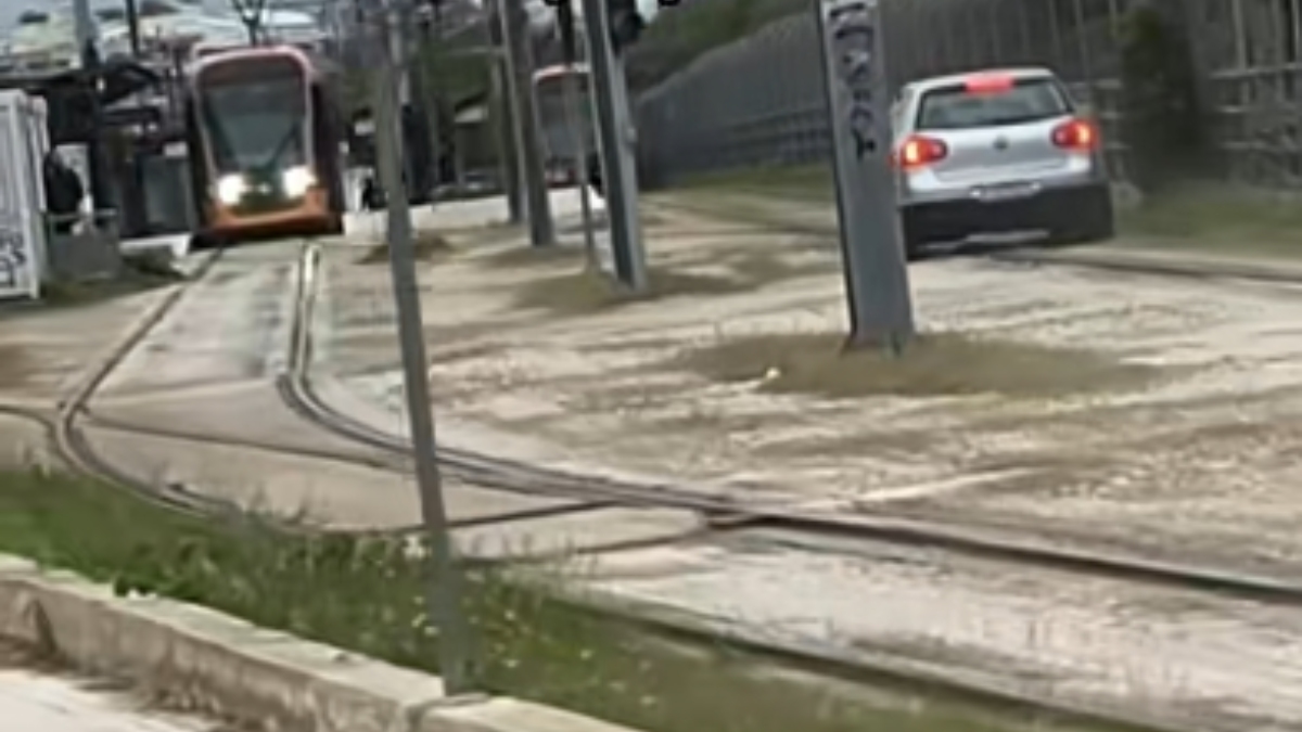 Απίστευτο: Τύπος, εκτός δρόμου, οδηγάει πάνω στις ράγες του Τραμ στην Παραλιακή