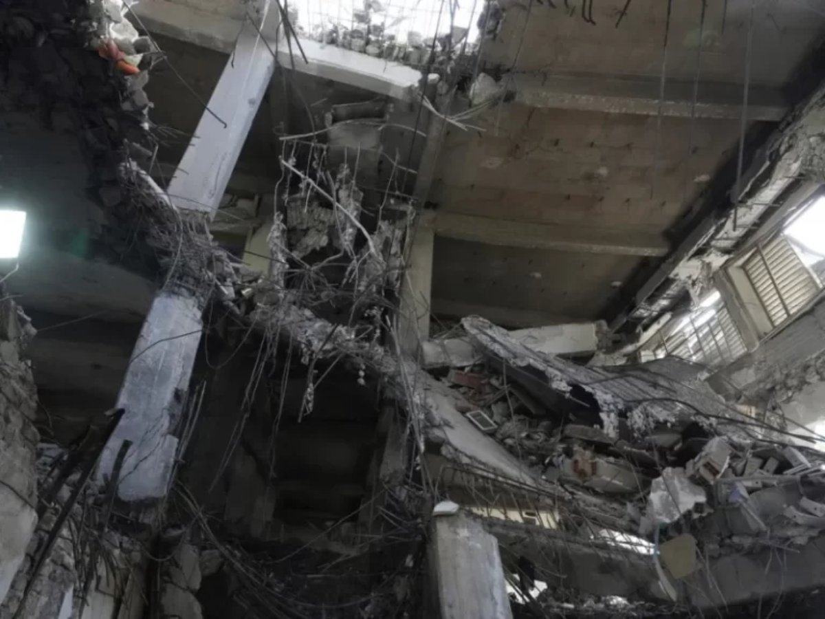 Έκρηξη κοντά στη φυλακή Εβίν στην Τεχεράνη προκάλεσε σοβαρές ζημιές στον χώρο κράτησης, με αποτέλεσμα να σπάσουν τζάμια και να πέσουν σοβάδες πάνω στους κρατουμένους, οι οποίοι αναγκάστηκαν να καλυφθούν κάτω από τα κρεβάτια τους